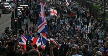 “Non respiro”, polizia non crede a 18enne accoltellato a morte: caso scuote la politica, proteste in Gb