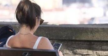 Oltre 270mila euro incassati su OnlyFans, ma percepiva Naspi: denunciata influencer