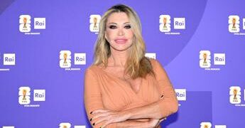 Paola Ferrari e gli attacchi degli hater: “Ho avuto un tumore alla pelle. Gli occhi? Nessun problema”