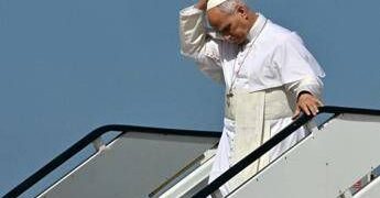 Papa Leone XIV, problema tecnico al decollo: il Pontefice scende dall’aereo