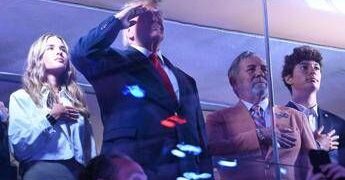 Pioggia di fischi per Trump alla finale Nba, ma il tycoon nega: “Erano applausi”