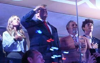 Pioggia di fischi per Trump alla finale Nba, ma il tycoon nega: “Erano applausi”