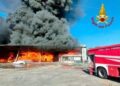 Pisa, in fiamme un capannone industriale: maxi incendio a Vicopisano