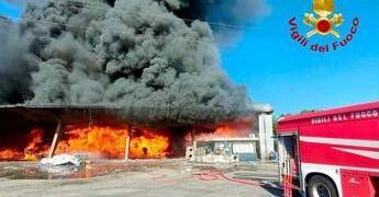 Pisa, in fiamme un capannone industriale: maxi incendio a Vicopisano