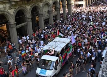 Pride Bologna, media Tel Aviv: “Israeliani spintonati, anche donna incinta”