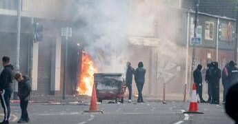 Proteste anti-migranti a Belfast, disordini e case bruciate nella notte