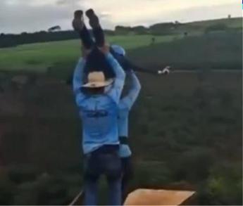 Ragazza lanciata dal ponte, bungee jumping senza corda: 21enne muore in Brasile