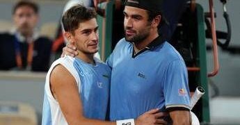 Roland Garros, Berrettini in lacrime costretto al ritiro. Arnaldi lo abbraccia, il pubblico applaude