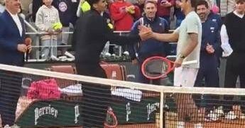 Roland Garros, la semifinale non si gioca? Cobolli si allena con un tifoso sul Centrale