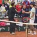 Roland Garros, la semifinale non si gioca? Cobolli si allena con un tifoso sul Centrale