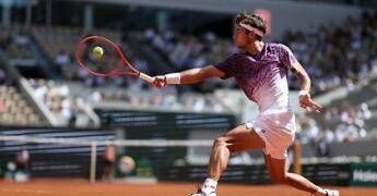 Roland Garros, paura per raccattapalle: Svajda lo colpisce, cos’è successo