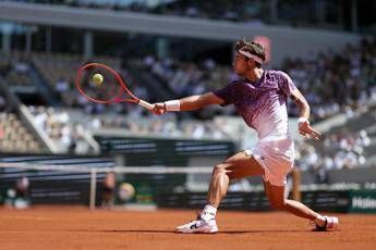 Roland Garros, paura per raccattapalle: Svajda lo colpisce, cos’è successo