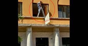 Roma, denuncia su pagina Facebook ‘Morti di lavoro’: “Operaio su scala senza protezioni in sede Federmanager”