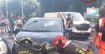Roma, furgone tampona auto che investe due donne: ferite in modo grave