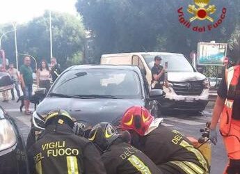 Roma, furgone tampona auto che investe due donne: ferite in modo grave