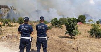 Roma, vasto incendio vicino via lido di Castel Porziano: vigili in azione