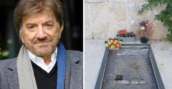 Rubata la lapide di Gigi Proietti, l’oltraggio al cimitero del Verano
