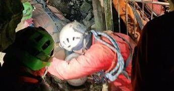 Salvo lo speleologo bloccato nella grotta in Piemonte, estratto dopo 12 ore