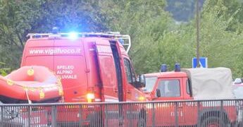 Scontro frontale, auto cade nel lago di Como: morto un uomo, grave una donna