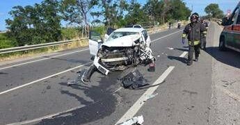 Scontro tra auto e camion sulla 106 jonica nel cosentino: un morto e due feriti
