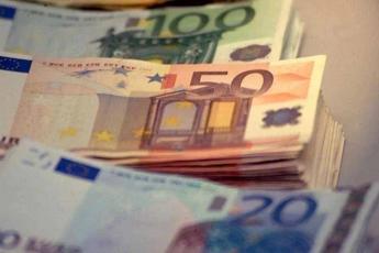 Senzatetto trova 4mila euro in una valigetta e… li distribuisce ai passanti