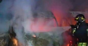 Sette furgoni di una ditta di consegne in fiamme a Fiumicino, indagini polizia
