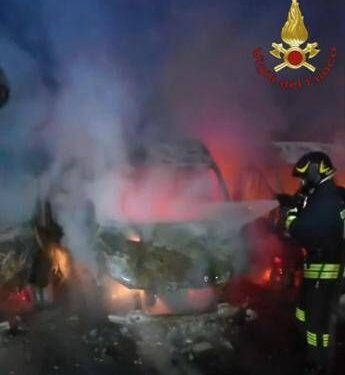 Sette furgoni di una ditta di consegne in fiamme a Fiumicino, indagini polizia
