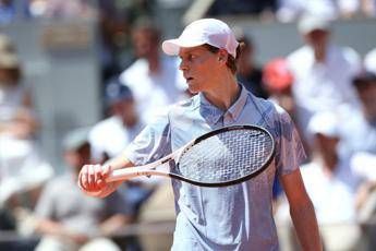 Sinner in campo prima di Wimbledon: esibizione con Cobolli e Darderi