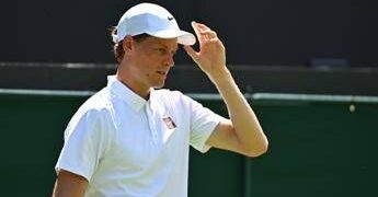 Sinner salta il Masters 1000 di Cincinnati: “Problema al ginocchio destro”