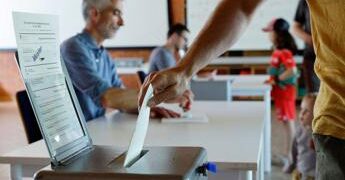 Svizzera al voto per due referendum, verso bocciatura proposta limite popolazione