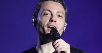Tiziano Ferro fatica al concerto e preoccupa fan: “Che gli è successo?”