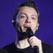 Tiziano Ferro fatica al concerto e preoccupa fan: “Che gli è successo?”