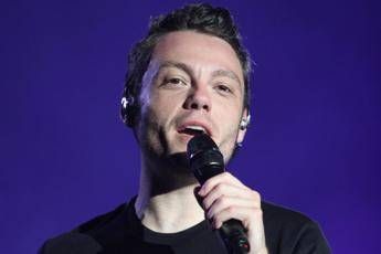 Tiziano Ferro fatica al concerto e preoccupa fan: “Che gli è successo?”