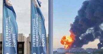 Ucraina, Kiev colpisce San Pietroburgo: terminal petrolifero in fiamme. Droni contro autobus in Crimea, 7 morti