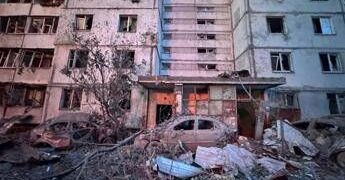 Ucraina, massiccio attacco russo nella notte: almeno 9 morti e oltre 100 feriti, colpita Kiev