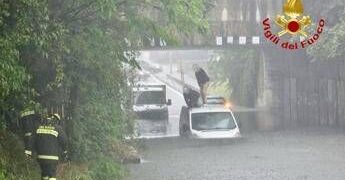 Vento e nubifragi, maltempo colpisce il Nord e ora è allerta anche al Centro-Sud