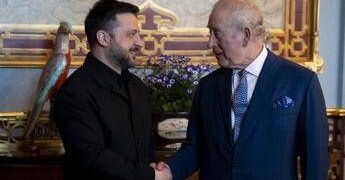 Zelensky vuole invitare re Carlo in Ucraina: “Lo amiamo molto”