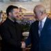 Zelensky vuole invitare re Carlo in Ucraina: “Lo amiamo molto”
