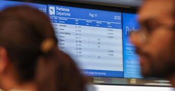 Accompagna il figlio in aeroporto, paga la sosta ma riceve… 200 euro di multa