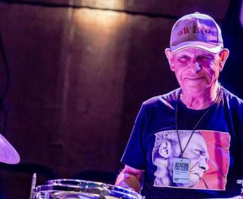 Addio a Gianni Cazzola, il batterista muore a 88 anni mentre suona sul palco