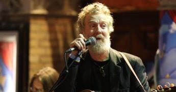Addio a Glen Hansard, il cantautore premio Oscar morto in un incidente in moto