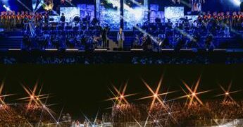 Andrea Bocelli incanta Lajatico: trionfo al Teatro del Silenzio per i 30 anni di ‘Romanza’