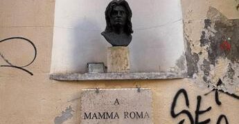 Anna Magnani torna a Trastevere, busto ricollocato nella nicchia di via della Pelliccia