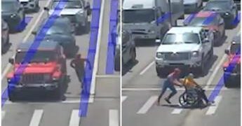 Anziano in carrozzina non riesce ad attraversare strada, lo aiuta… Spiderman