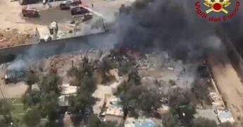 Bari, vasto incendio al campo rom: baracche distrutte, 80 evacuati