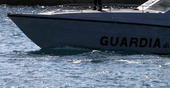 Bimba si tuffa da catamarano ma si ferisce alla testa, salvata nelle acque davanti a Palmarola