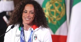 Brignone: “Sogno un figlio, dopo lo sci girerò il mondo in surf. Popolare come Sinner? Lui ha il jet, io prendo Ryanair”