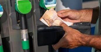 Caro carburanti, Cdm approva proroga taglio accise per 7 giorni