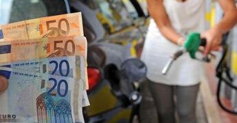 Caro carburanti, caccia alle risorse: extra-gettito Iva non risolverebbe nodo coperture