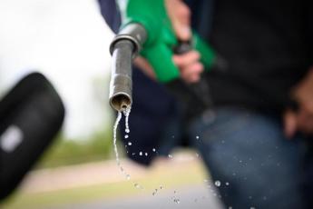 Caro carburanti, il sindaco fissa il prezzo della benzina a 1,75 euro: il caso Valle Castellana